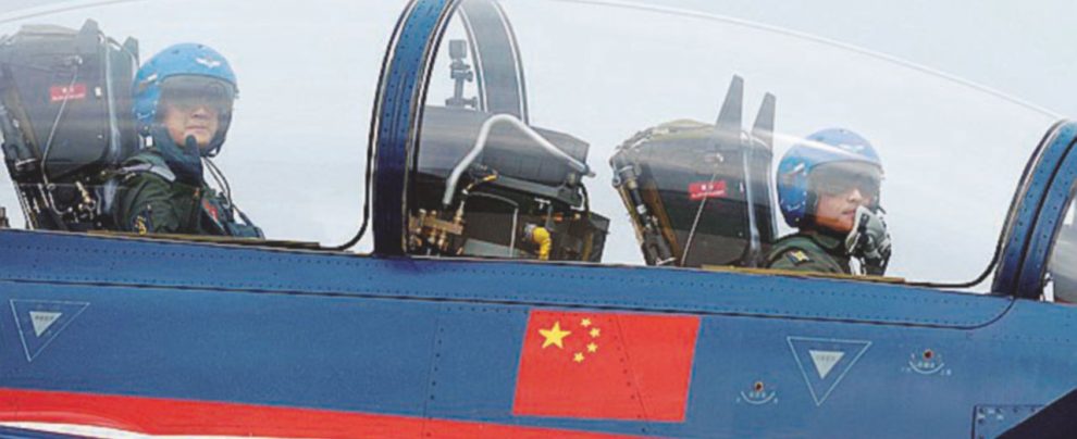 Dragone volante - Piloti cinesi durante una esercitazione - Ansa La Cina compra armi russe e Trump s’arrabbia