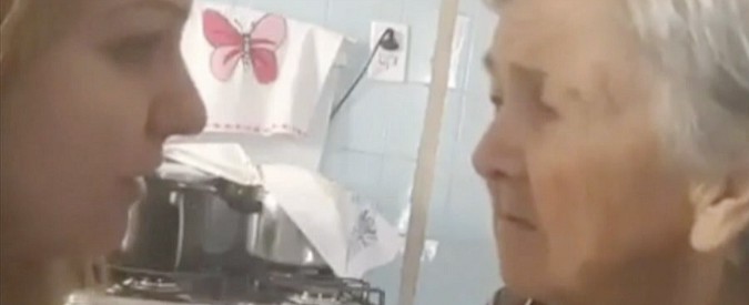 Copertina di Malata di Alzheimer riconosce la nipote e le dice “Ti amo”. Il video ha commosso il mondo