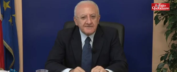 Copertina di De Luca: “Tal Casalino Rocco del GF? Una mente geniale. Fico? Un frate trappista”. Ironia su Pd e De Magistris