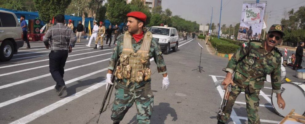 Iran, spari sulla parata militare: 29 morti e 53 feriti. Il gruppo Al-Ahwaz rivendica. Il governo: “Pagati da sauditi e Usa”