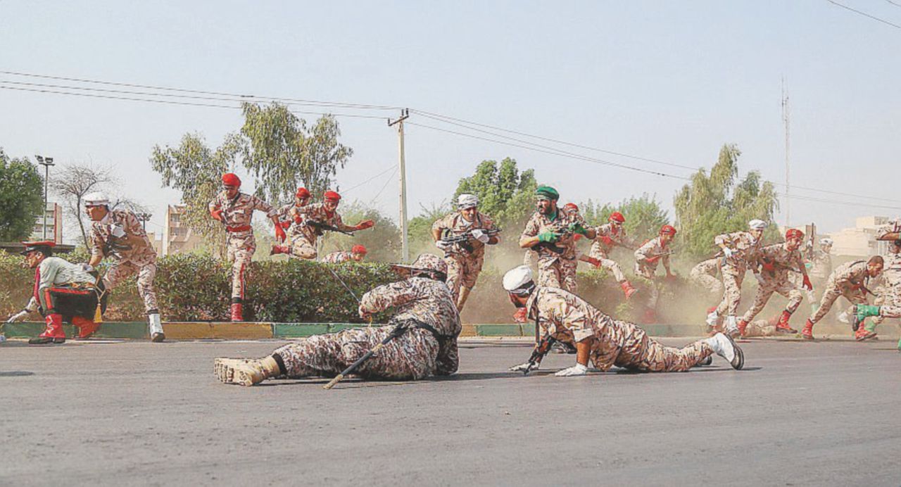 Fuga per la vita - Un momento dell’assalto ad Ahvaz - Ansa Terroristi anche contro gli ayatollah