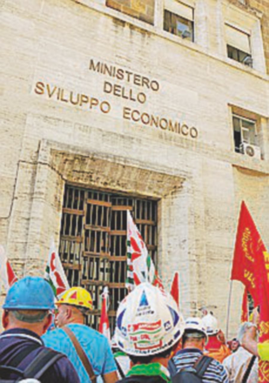 Protesta dei sindacati: finisce la cassa per migliaia di lavoratori