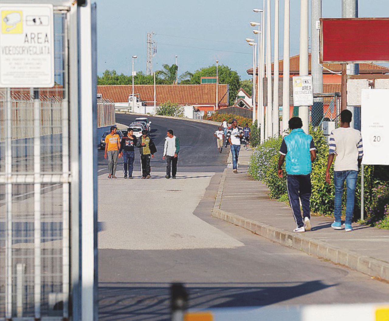 Meno integrazione e più espulsioni (per finta): legge fabbrica-clandestini