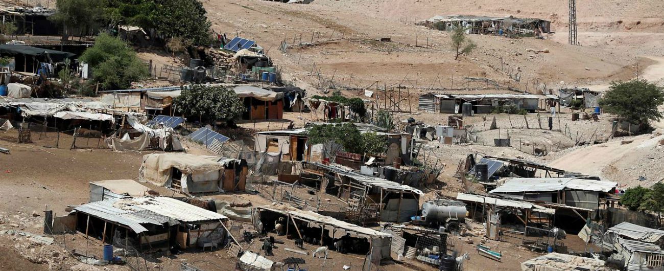 Copertina di Israele, entro 1 ottobre il villaggio beduino di Khan al Ahmar e la “scuola di gomme” devono essere demoliti