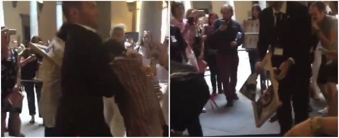 Copertina di Marina Abramovic aggredita, un uomo la colpisce con una tela: fermato