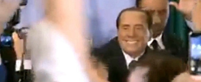 Copertina di Berlusconi, standing ovation e inno dopo l’appello ai moderati: “Come nel 94 è l’ora di una grande mobilitazione”