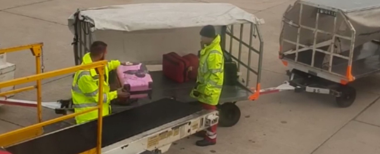Copertina di Manchester, la viaggiatrice a bocca aperta: “Ma quella è la mia valigia”. A terra l’operatore più sciatto di sempre