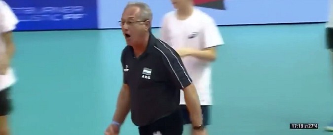 Copertina di Pallavolo, l’Argentina batte la Polonia e il ct Julio Velasco esulta così. Per lui sanzione disciplinare