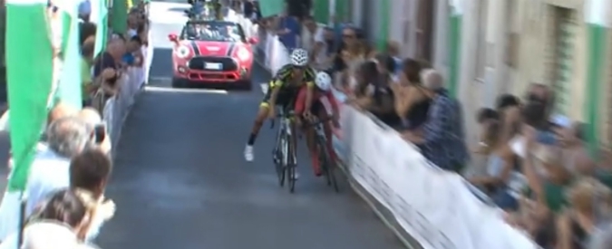 Copertina di Quando troppo agonismo fa male (in tutti i sensi): spallate e spinte sul traguardo e la volata diventa rocambolesca