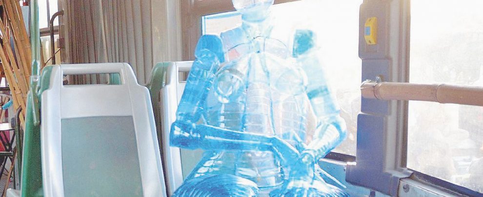 Le microplastiche arrivano in tavola e noi ce le beviamo Le microplastiche arrivano in tavola e noi ce le beviamo