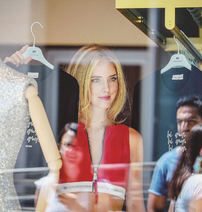 In vetrina - Chiara Ferragni nel suo negozio milanese in Corso Como. È lei a primeggiare tra le stelle degli influencer di tutto il mondo - LaPresse Da ragazza a Barbie che vale 30 milioni: “Un potere pazzesco”
