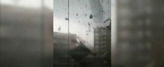 Copertina di La furia del tornado è impressionante, il video girato da “dentro”: tetti scoperchiati e auto ribaltate