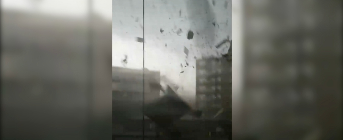 Copertina di La furia del tornado è impressionante, il video girato da “dentro”: tetti scoperchiati e auto ribaltate