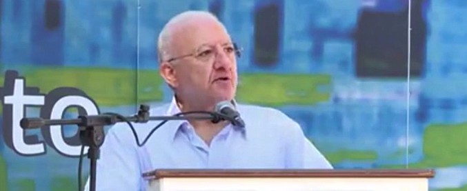 Copertina di Pd, Vincenzo De Luca: “Nel partito ci sono imbecilli, nullità che rappresentano solo la propria ombra”