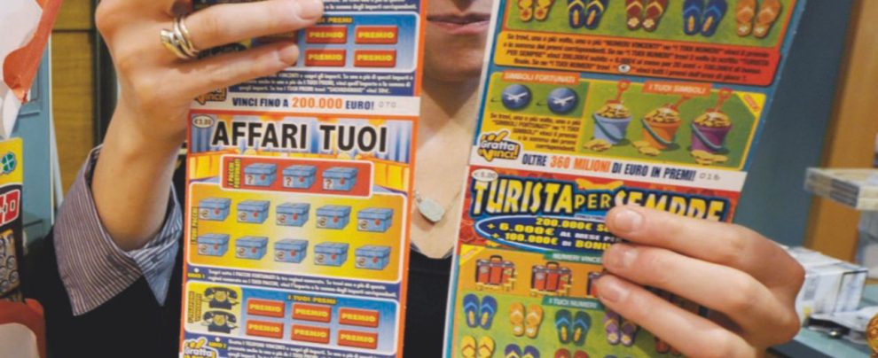 Altro che gioco - Lite al Tar per la gestione del Gratta e vinci - Ansa Gratta e vinci, il ricorso di Sisal contro il governo. Il ruolo della lobby Lottomatica: le porte girevoli tra burocrazia e Tar