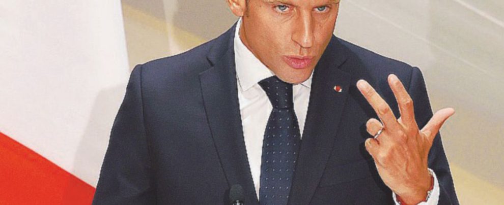 L’inqulino dell’Eliseo - Il presidente della Francia, Emmanuel Macron, taglia le tasse per recuperare consensi - LaPresse Parigi taglia le tasse, il disavanzo salirà al 2,8%