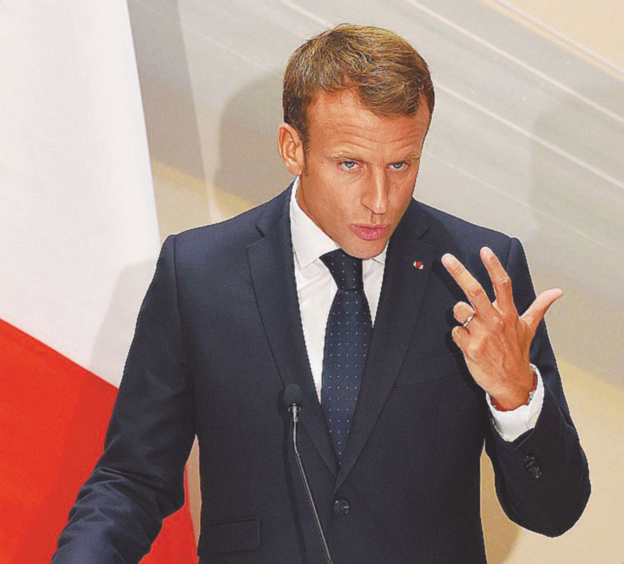 L’inqulino dell’Eliseo - Il presidente della Francia, Emmanuel Macron, taglia le tasse per recuperare consensi - LaPresse Parigi taglia le tasse, il disavanzo salirà al 2,8%
