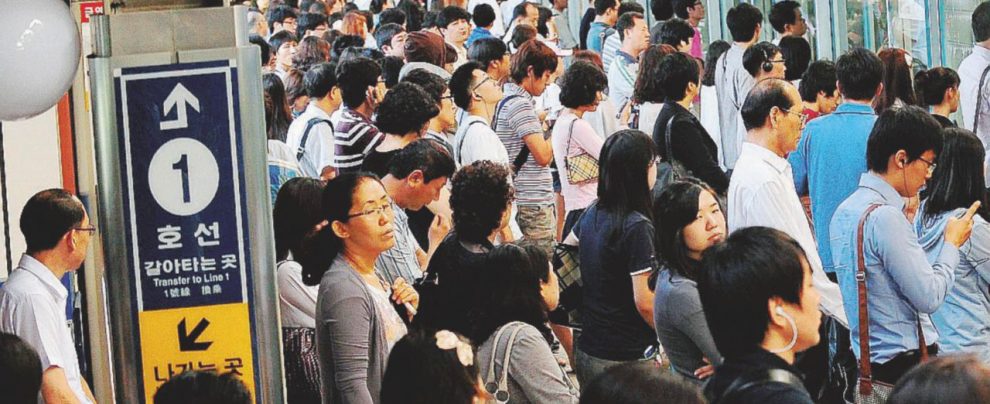 Ossessione - Il sovraffollamento mattutino in una stazione della metropolitana di Seul - Ansa Se lavori troppo vai in carcere. A Seul arriva il riposo di Stato