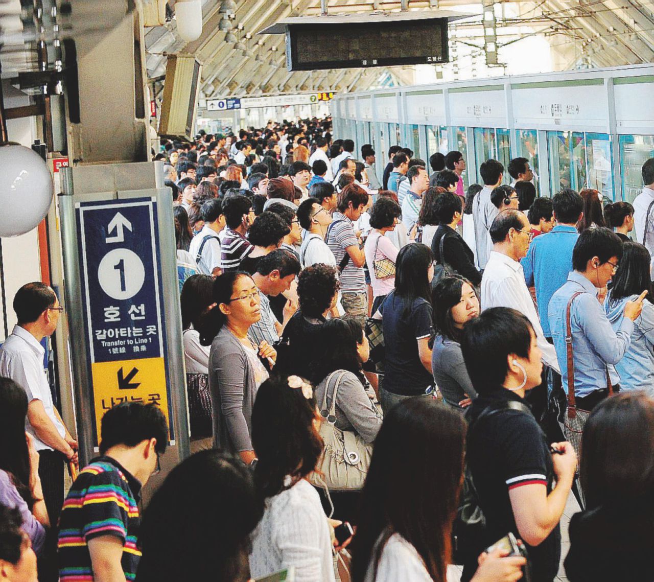 Ossessione - Il sovraffollamento mattutino in una stazione della metropolitana di Seul - Ansa Se lavori troppo vai in carcere. A Seul arriva il riposo di Stato