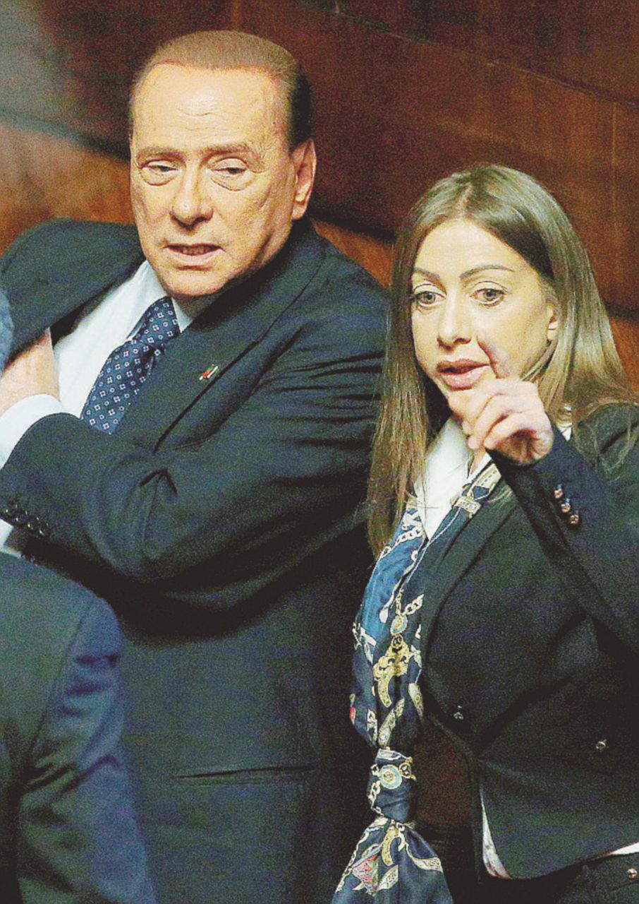 Il cerchio magico - Silvio Berlusconi e la fidata Mariarosaria Rossi - Ansa La “badante” di B. vuol risarcire le ragazze