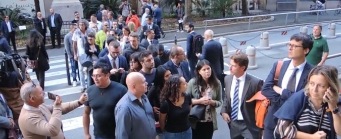 Copertina di Ponte Morandi, lunghe code davanti al Tribunale per l’incidente probatorio. I parenti delle vittime: “Ora la verità”