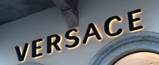 Copertina di Versace, vola via un altro pezzo pregiato di storia italiana. E Michael Kors omaggia Capri cambiando il nome della holding