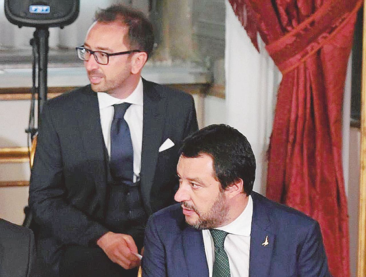 Copertina di Bonafede e Salvini, due versioni opposte per il decreto sull’asilo