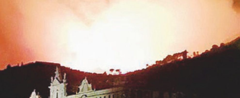 L’incendio a Calci (Pisa) - Ansa In fiamme le colline di Pisa: 700 sfollati