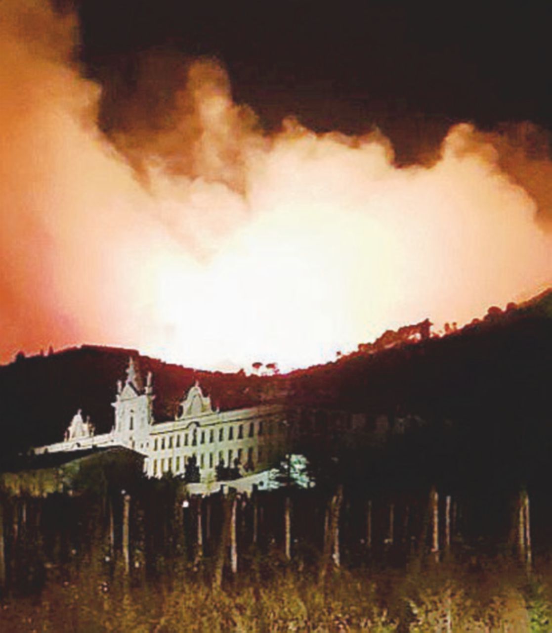 L’incendio a Calci (Pisa) - Ansa In fiamme le colline di Pisa: 700 sfollati