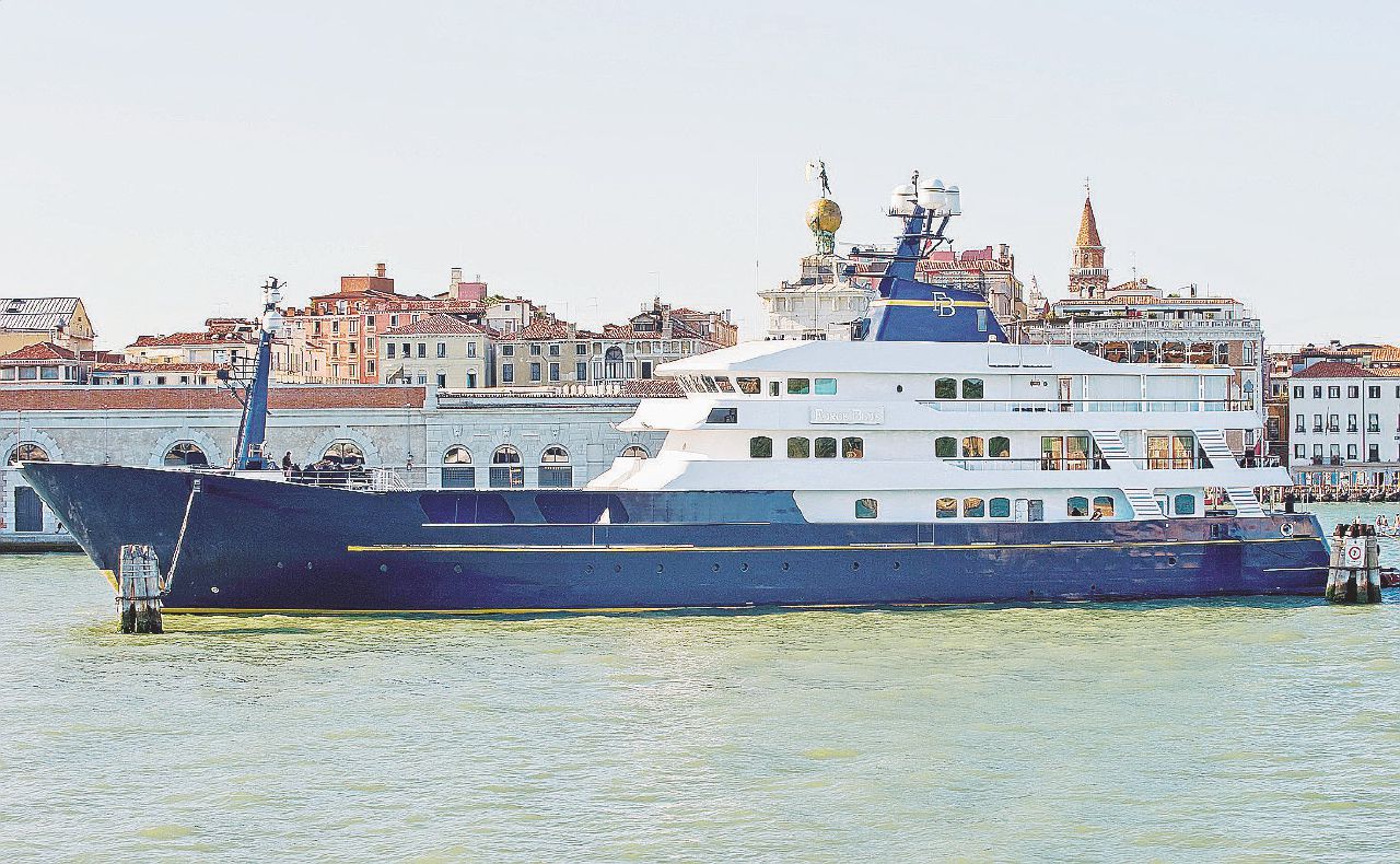 Copertina di Il capo delle Entrate: “Briatore mi porti clienti vip e si salva”