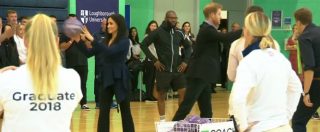 Copertina di Meghan e Harry all’allenamento di netball: la duchessa in versione “sportiva” gioca con i tacchi a spillo