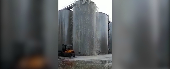 Copertina di “Quanto spreco!”, c’è troppo mosto nel silos di Prosecco di Conegliano. E il risultato è disastroso