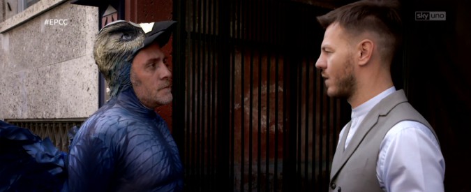 Copertina di E poi c’è Cattelan a teatro, l’intro con Valerio Mastrandrea in versione Birdman