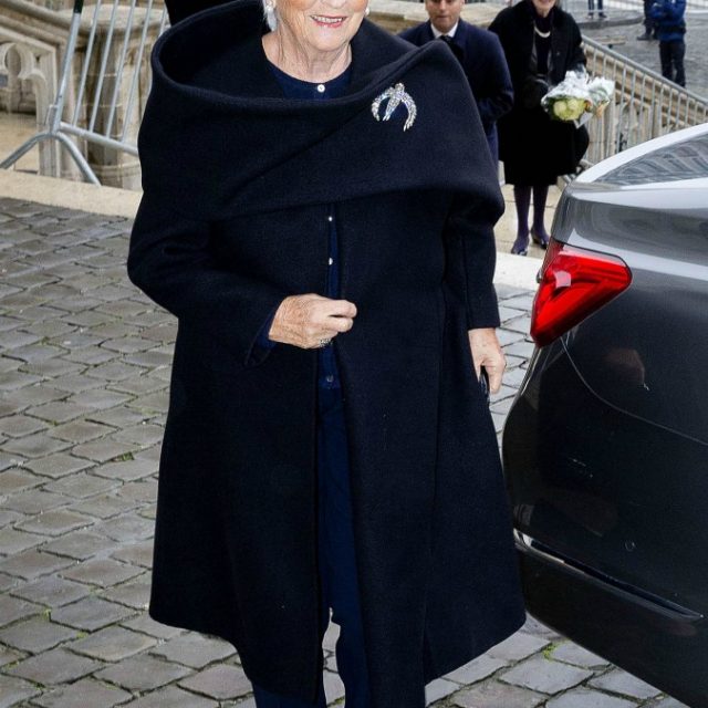 La regina Paola del Belgio colpita da ischemia mentre è in vacanza a Venezia. La vicinanza di Mattarella