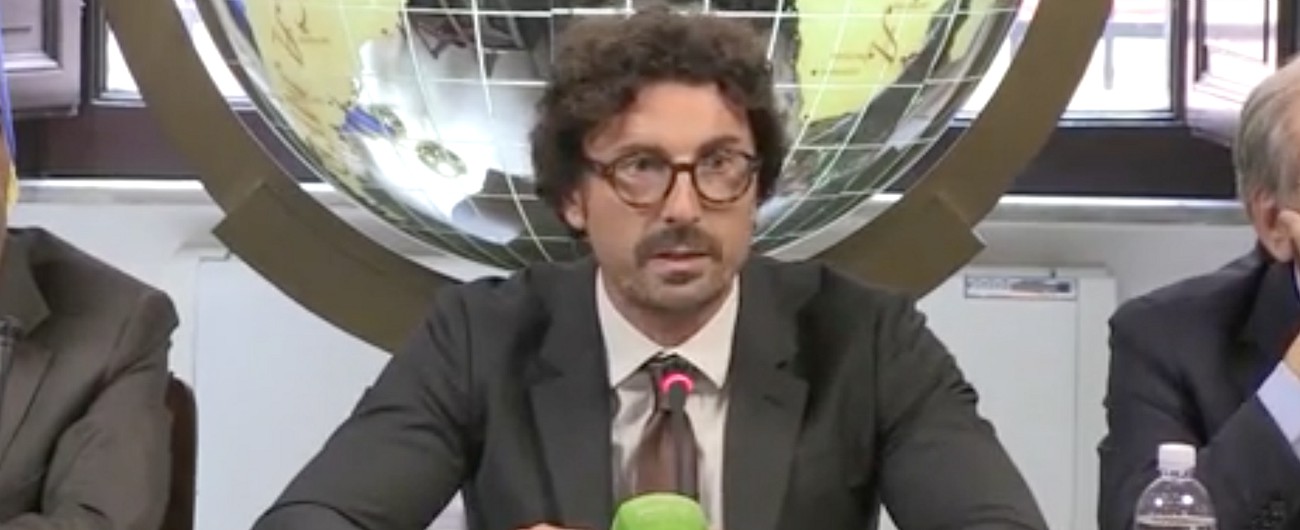 Copertina di Decreto Genova, Toninelli: “Lo Stato ricomincia a fare lo Stato. Possiamo controllare e punire i concessionari”