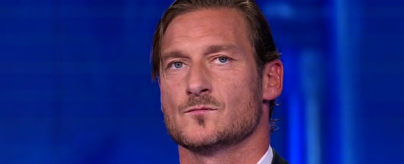 Copertina di Che tempo che fa, l’omaggio di Antonello Venditti a Francesco Totti sulle note di “Giulio Cesare”