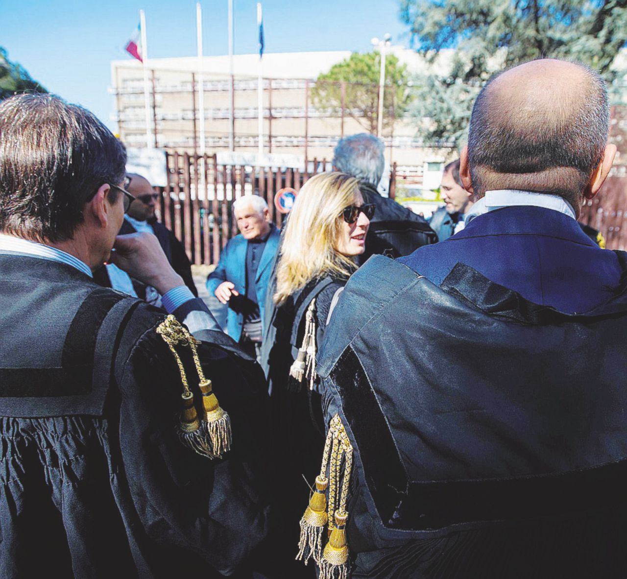 Copertina di La spia, la suora e gli indagati. Soldi e riunioni nel convento
