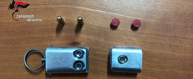 Copertina di Sembra una pendrive ma è una pistola: ecco l’arma (illegale) costruita da un imprenditore calabrese. Arrestato