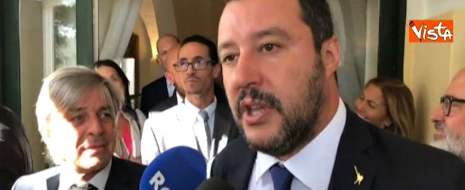 Copertina di Manovra, Salvini: “Vale la pena sforare il 2%. Tria? Nessun assedio al ministro, Governo rema nella stessa direzione”