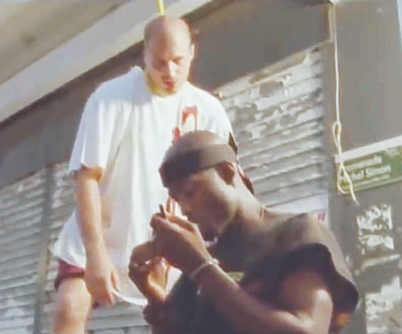 “Impiccate i bianchi”. Nick il rapper nero si difende: “È arte”