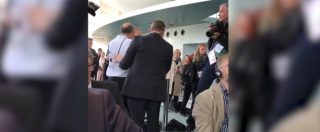 Copertina di Germania, protesta di un giornalista turco durante vertice Merkel-Erdogan: gli uomini della sicurezza lo portano via