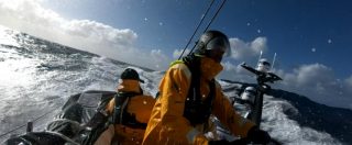 Copertina di Un mare da salvare, quando la regata diventa una missione scientifica: il documentario dell’impresa su Sky