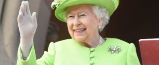 Copertina di Regina Elisabetta, “la sovrana usa una mano finta per salutare”: a svelarlo è la principessa Anna