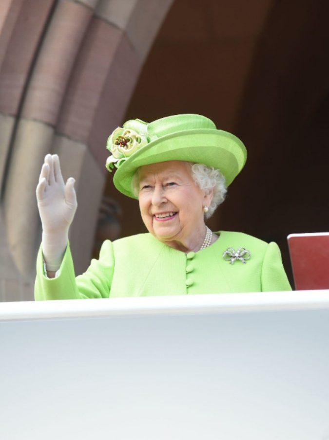 Regina Elisabetta, “la sovrana usa una mano finta per salutare”: a svelarlo è la principessa Anna