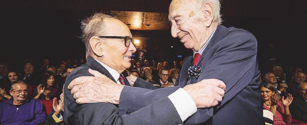 L’abbraccio tra giganti - Ennio Morricone e il regista Giuliano Montaldo: insieme hanno lavorato a 16 film - LaPresse “Le mie comparse non mi ascoltavano ma ballavano solo”