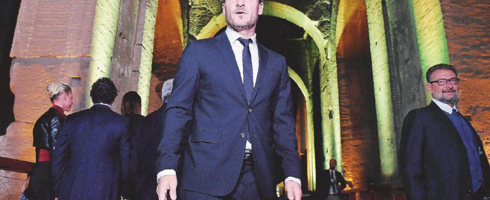 Il Gladiatore - Totti alla presentazione del suo libro al Colosseo Sotto, Savic - Ansa Totti e veleni: basta la sua autobiografia e si scatena l’inferno
