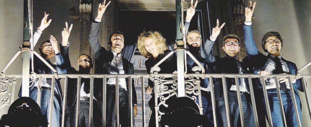Festanti - Luigi Di Maio sul balcone di Palazzo Chigi con alcuni ministri - LaPresse I mal di pancia grillini per Di Maio sul balcone