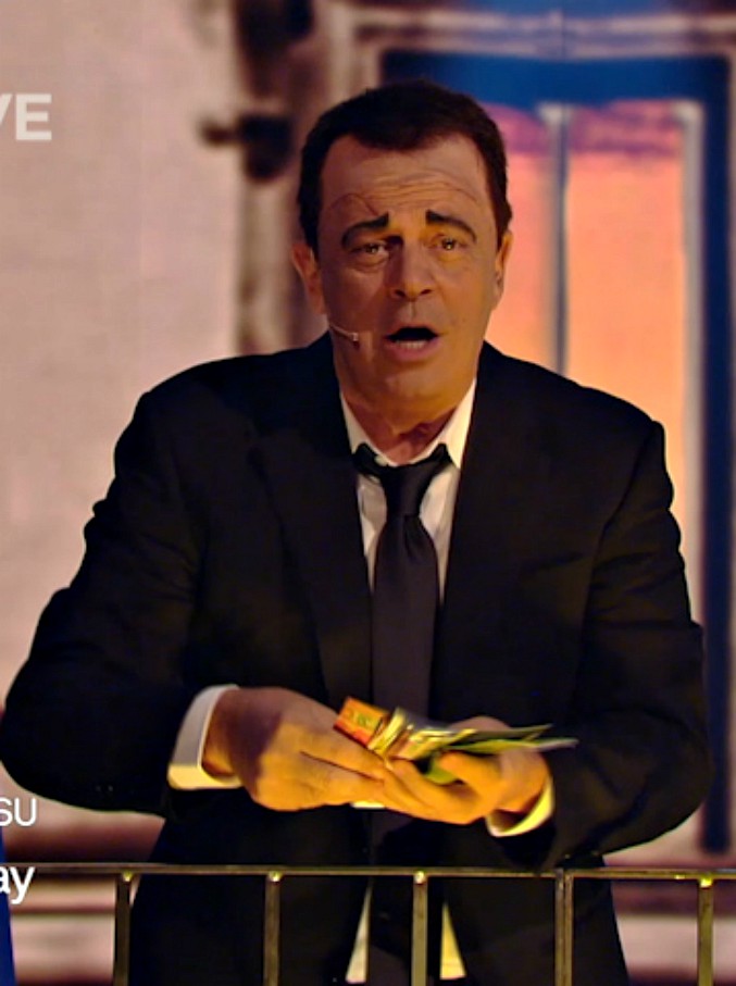 Copertina di Fratelli di Crozza, Di Maio esulta e lancia i soldi dal balcone: “Tagli alla sanità? Aboliremo pure le malattie”