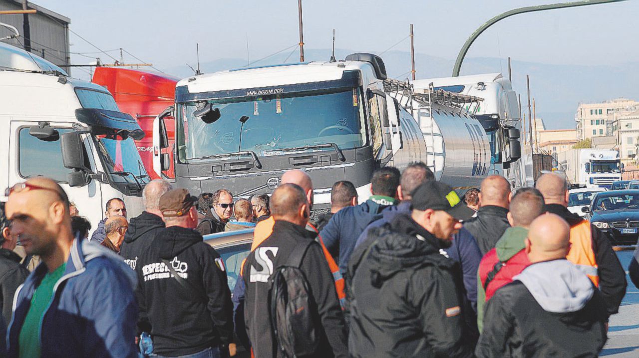 La norma contro i picchetti bastona i lavoratori stranieri