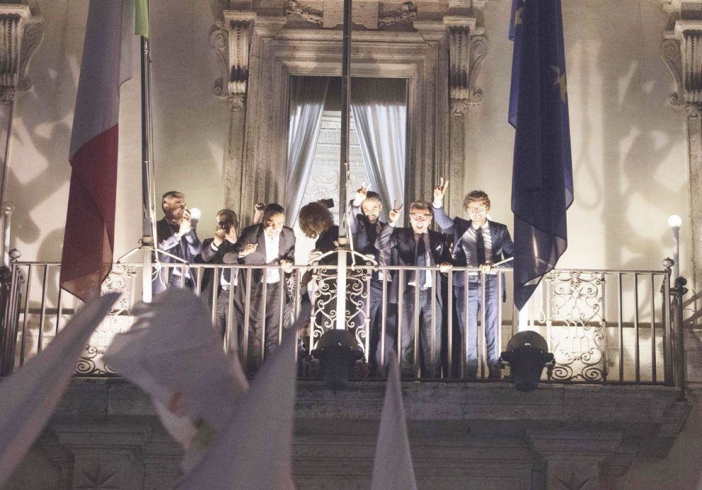 Il balcone – Il ministro Paolo Savona e l’esultanza di Luigi Di Maio e i ministri – Ansa